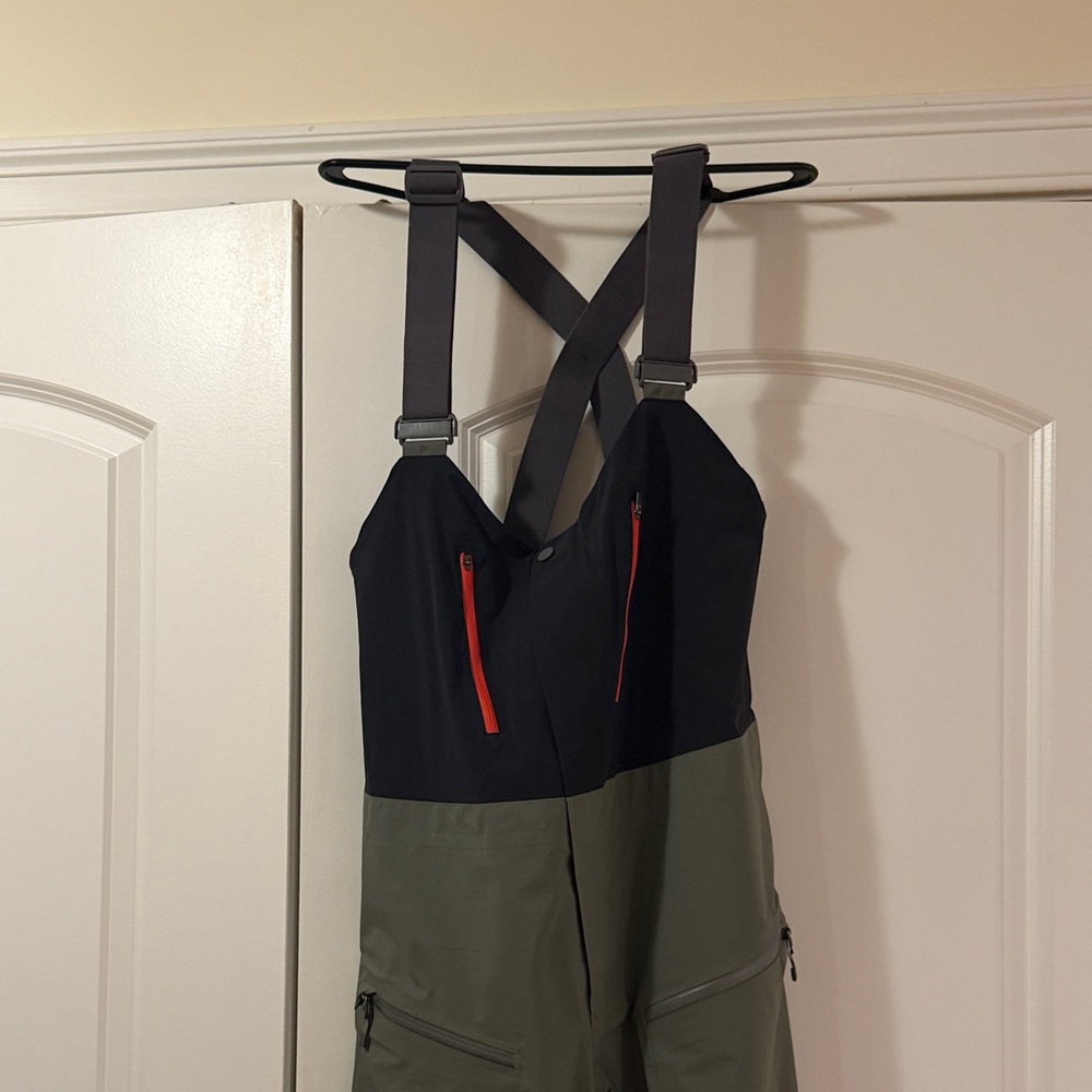 Stio Men's Two-Tone Ski Bib in Black and Olive